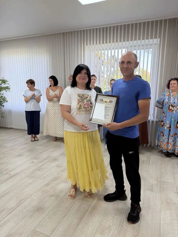 В преддверии Дня виноградарства и виноделия Республики Крым, глава администрации Бахчисарайского района Анжелика Ястребова с депутатом Госсовета Крыма Василием Рогатиным и первым заместителем Энвером Аблаевым поздравили... В преддверии Дня виноградарства и виноделия Республики Крым, глава администрации Бахчисарайского района Анжелика Ястребова с депутатом Госсовета Крыма Василием Рогатиным и первым заместителем Энвером Аблаевым поздравили...