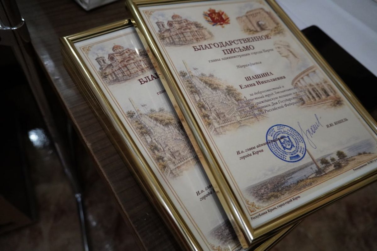 В преддверии Дня Государственного флага России глава администрации Керчи Иван Кошель провел встречу с активом молодого волонтерского сообщества «Доноры неба» В преддверии Дня Государственного флага России глава администрации Керчи Иван Кошель провел встречу с активом молодого волонтерского сообщества «Доноры неба»