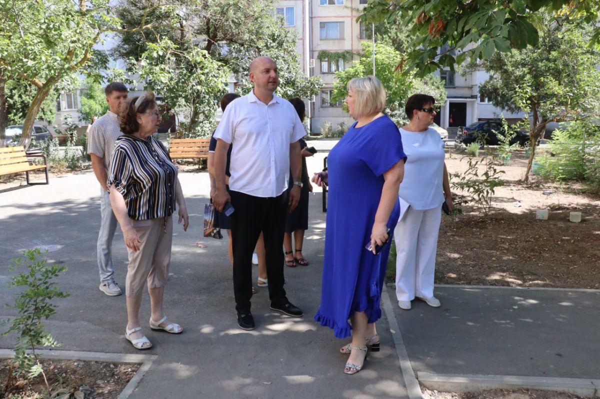 Иван Кошель: Встретился с активом дома №20 по ул. Генерала Петрова. В прошлом году здесь был проведен капитальный ремонт придомовой территории, однако керчане обратили внимание на ряд недочетов Иван Кошель: Встретился с активом дома №20 по ул. Генерала Петрова. В прошлом году здесь был проведен капитальный ремонт придомовой территории, однако керчане обратили внимание на ряд недочетов