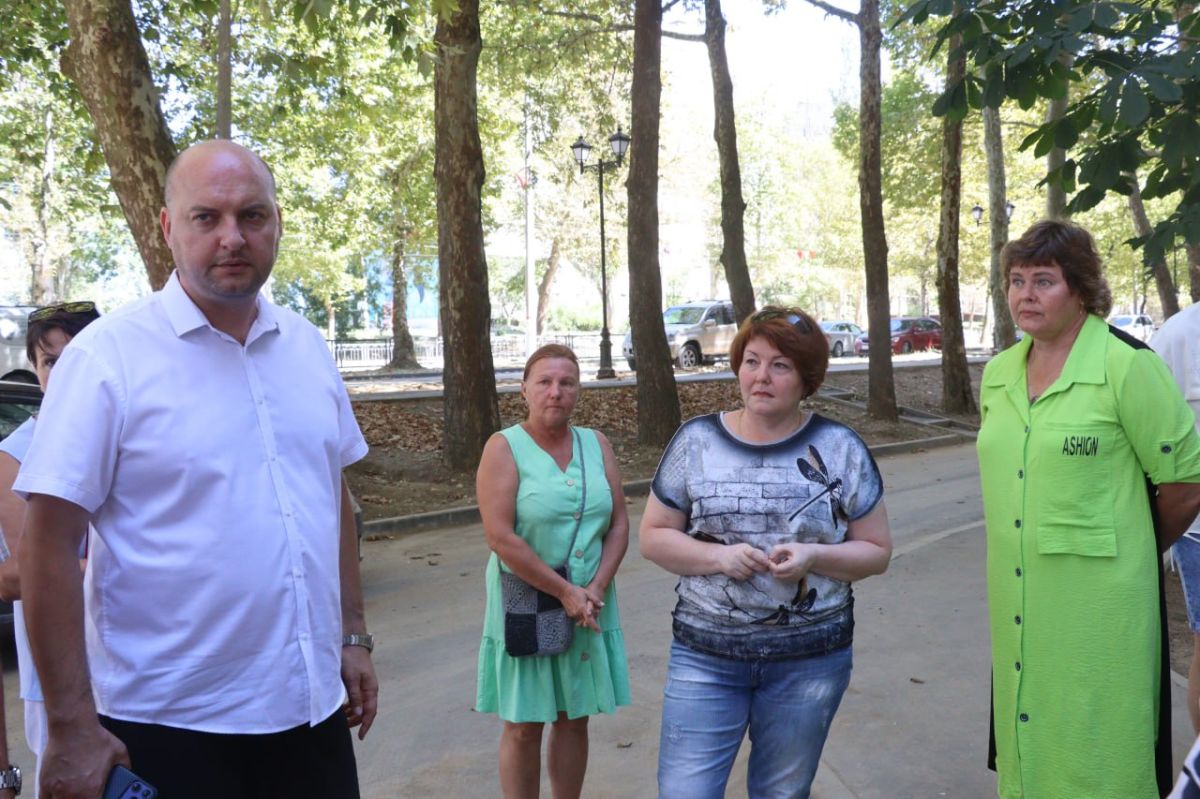 Иван Кошель: Встретился с активом дома №20 по ул. Генерала Петрова. В прошлом году здесь был проведен капитальный ремонт придомовой территории, однако керчане обратили внимание на ряд недочетов Иван Кошель: Встретился с активом дома №20 по ул. Генерала Петрова. В прошлом году здесь был проведен капитальный ремонт придомовой территории, однако керчане обратили внимание на ряд недочетов