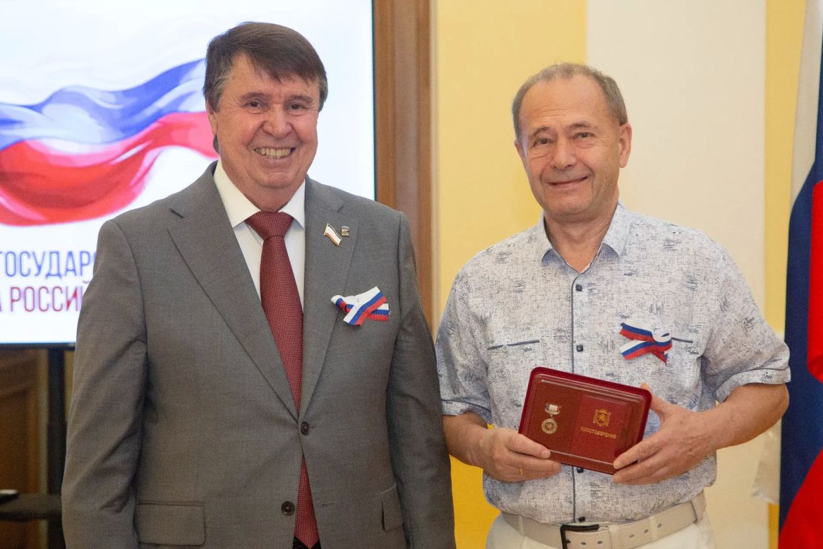 Ко Дню Государственного Флага РФ крымским медикам вручили заслуженные награды Ко Дню Государственного Флага РФ крымским медикам вручили заслуженные награды