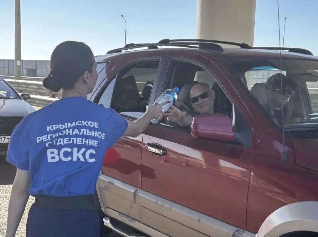 Иван Кошель: На автоподходах к Крымскому мосту со стороны Керчи была организована раздача питьевой воды