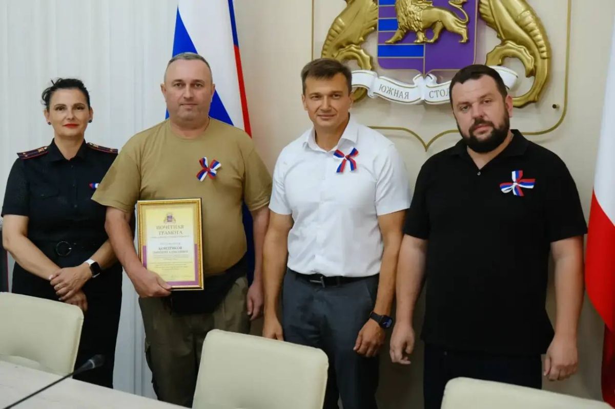 Накануне Дня Государственного флага Российской Федерации принял участие в важнейшем мероприятии – церемонии вручения паспортов нашим юным ялтинцам Накануне Дня Государственного флага Российской Федерации принял участие в важнейшем мероприятии – церемонии вручения паспортов нашим юным ялтинцам