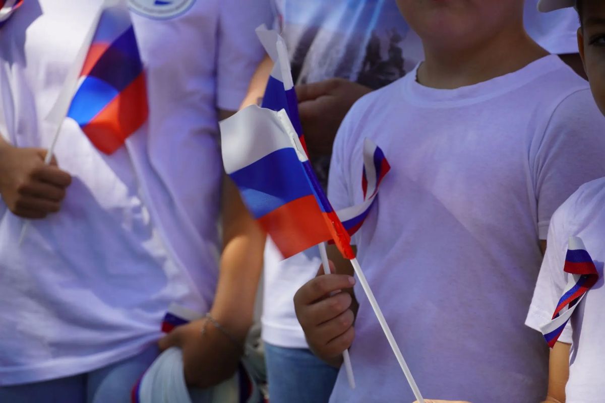 В преддверии Дня Государственного флага Российской Федерации у здания городской администрации состоялась торжественная церемония поднятия главного символа страны В преддверии Дня Государственного флага Российской Федерации у здания городской администрации состоялась торжественная церемония поднятия главного символа страны