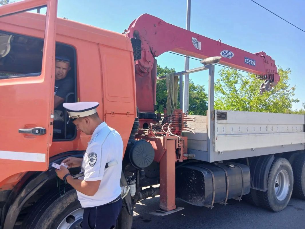 Севастопольские госавтоинспекторы провели профилактический рейд «Грузовик» Севастопольские госавтоинспекторы провели профилактический рейд «Грузовик»