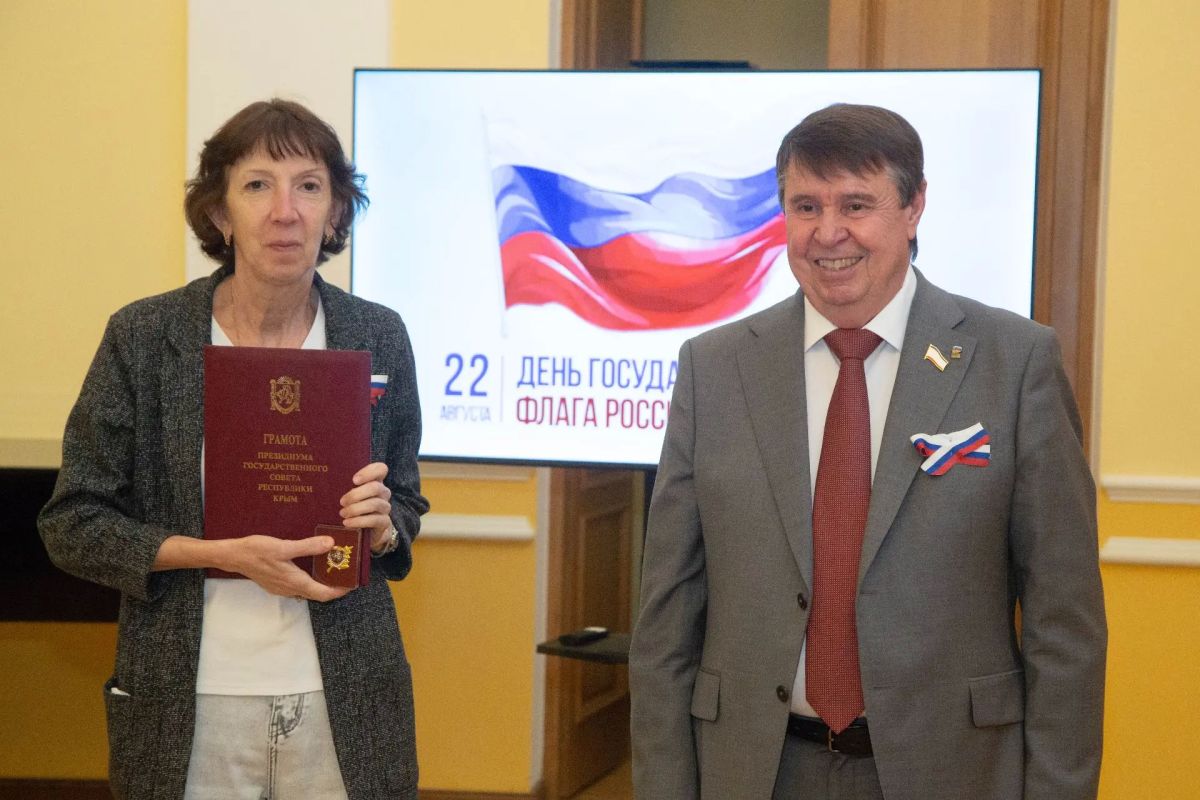 Ко Дню Государственного Флага РФ крымским медикам вручили заслуженные награды Ко Дню Государственного Флага РФ крымским медикам вручили заслуженные награды