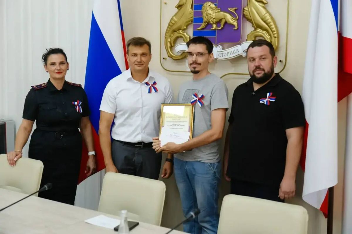 Накануне Дня Государственного флага Российской Федерации принял участие в важнейшем мероприятии – церемонии вручения паспортов нашим юным ялтинцам Накануне Дня Государственного флага Российской Федерации принял участие в важнейшем мероприятии – церемонии вручения паспортов нашим юным ялтинцам