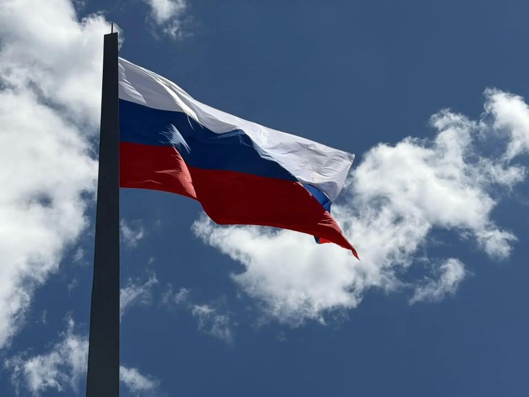 В преддверии Дня Государственного флага Российской Федерации у здания городской администрации состоялась торжественная церемония поднятия главного символа страны