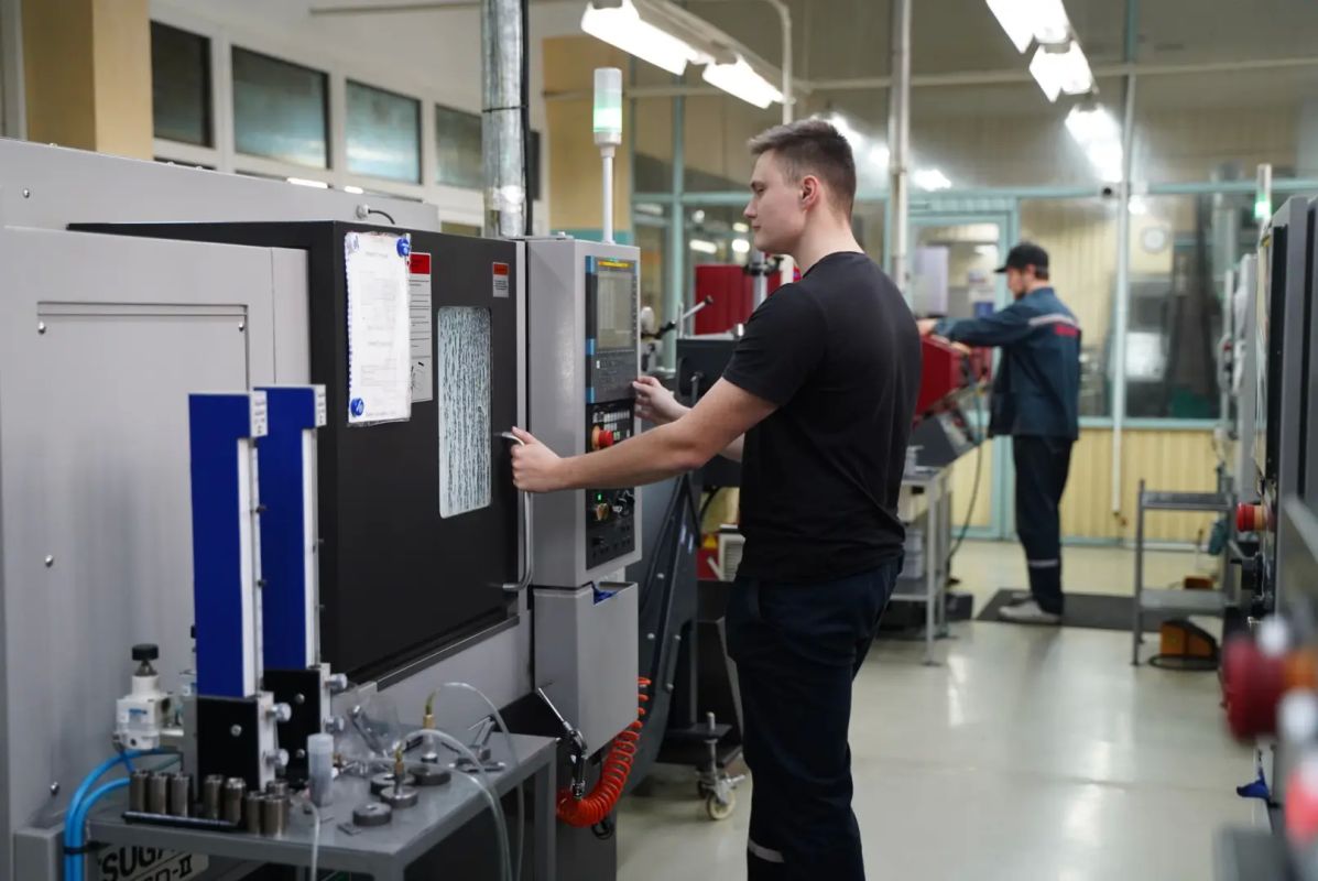 Уважаемые ветераны, работники и руководство акционерного общества «Завод «ФИОЛЕНТ»!