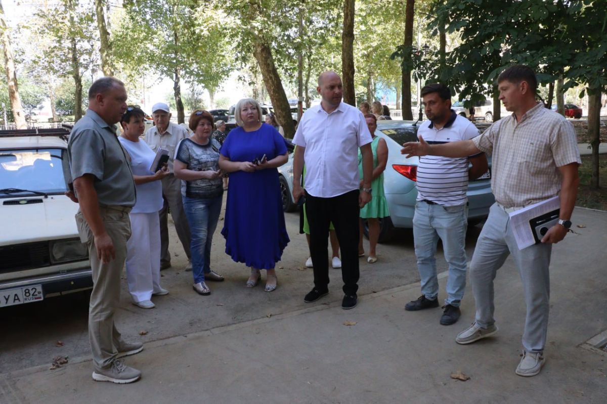 Иван Кошель: Встретился с активом дома №20 по ул. Генерала Петрова. В прошлом году здесь был проведен капитальный ремонт придомовой территории, однако керчане обратили внимание на ряд недочетов