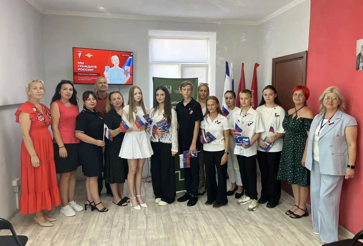 «Мы – граждане России». Сегодня в Молодежном центре состоялась торжественная церемония вручения паспортов "Мы – граждане России", приуроченная к празднованию Дня Государственного флага Российской Федерации «Мы – граждане России». Сегодня в Молодежном центре состоялась торжественная церемония вручения паспортов "Мы – граждане России", приуроченная к празднованию Дня Государственного флага Российской Федерации