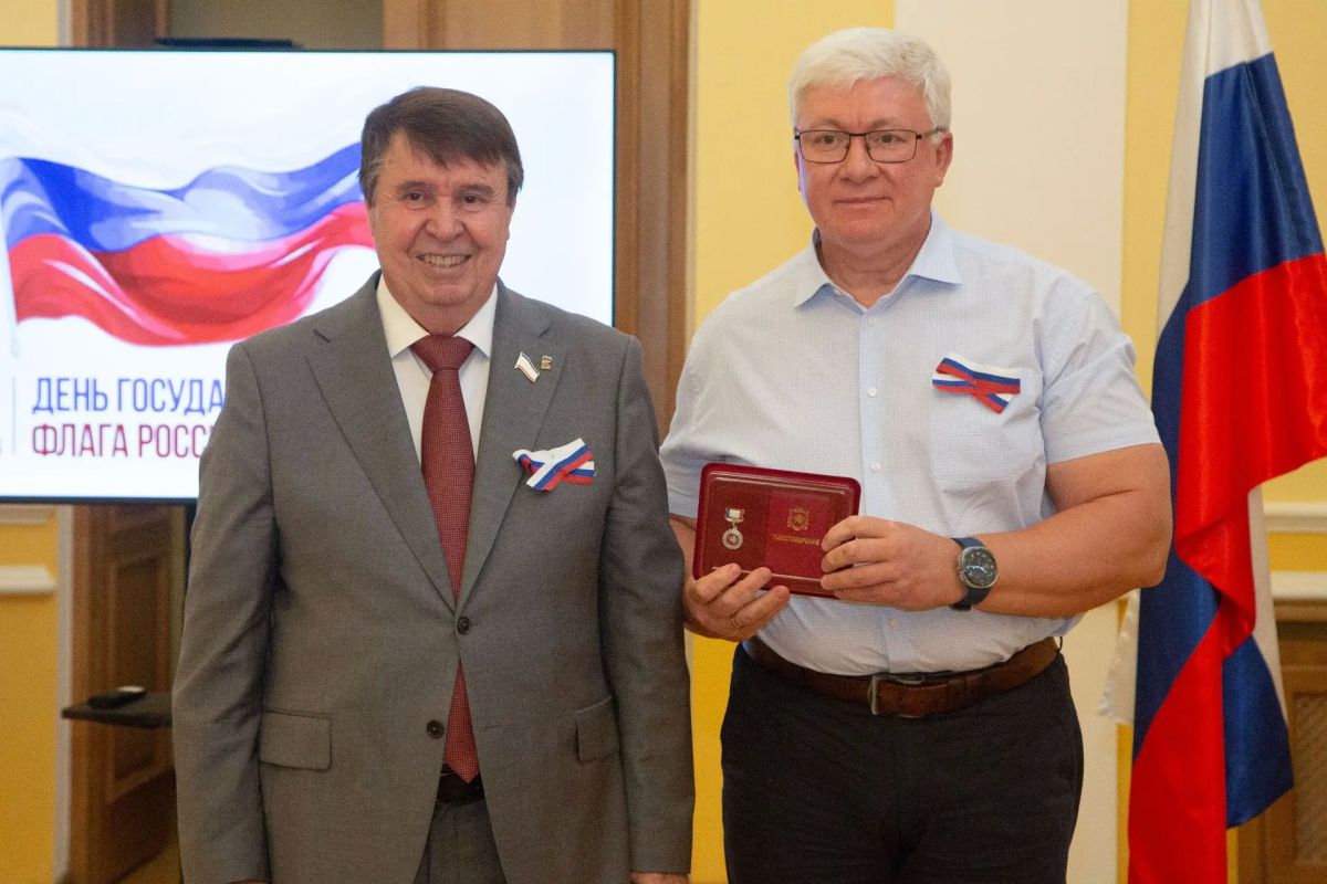 Ко Дню Государственного Флага РФ крымским медикам вручили заслуженные награды Ко Дню Государственного Флага РФ крымским медикам вручили заслуженные награды