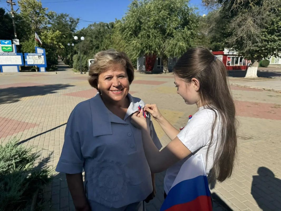 Сегодня в Первомайском районе Республики Крым проведены торжественные мероприятия, посвящённые празднованию Дня Государственного флага Российской Федерации Сегодня в Первомайском районе Республики Крым проведены торжественные мероприятия, посвящённые празднованию Дня Государственного флага Российской Федерации