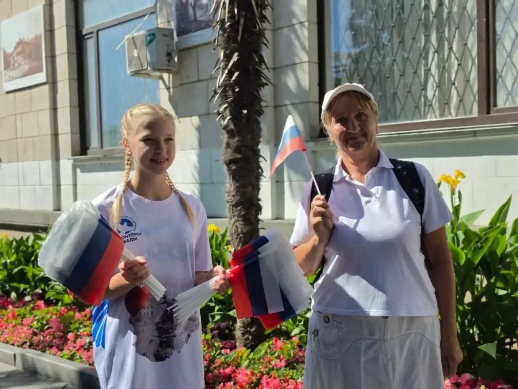 Сегодня, в День Государственного флага Российской Федерации, Ялтинские молодогвардейцы вместе с местным отделением «Волонтёров Победы» вышли на центральные улицы города, чтобы поздравить жителей и гостей Ялты с праздником Сегодня, в День Государственного флага Российской Федерации, Ялтинские молодогвардейцы вместе с местным отделением «Волонтёров Победы» вышли на центральные улицы города, чтобы поздравить жителей и гостей Ялты с праздником