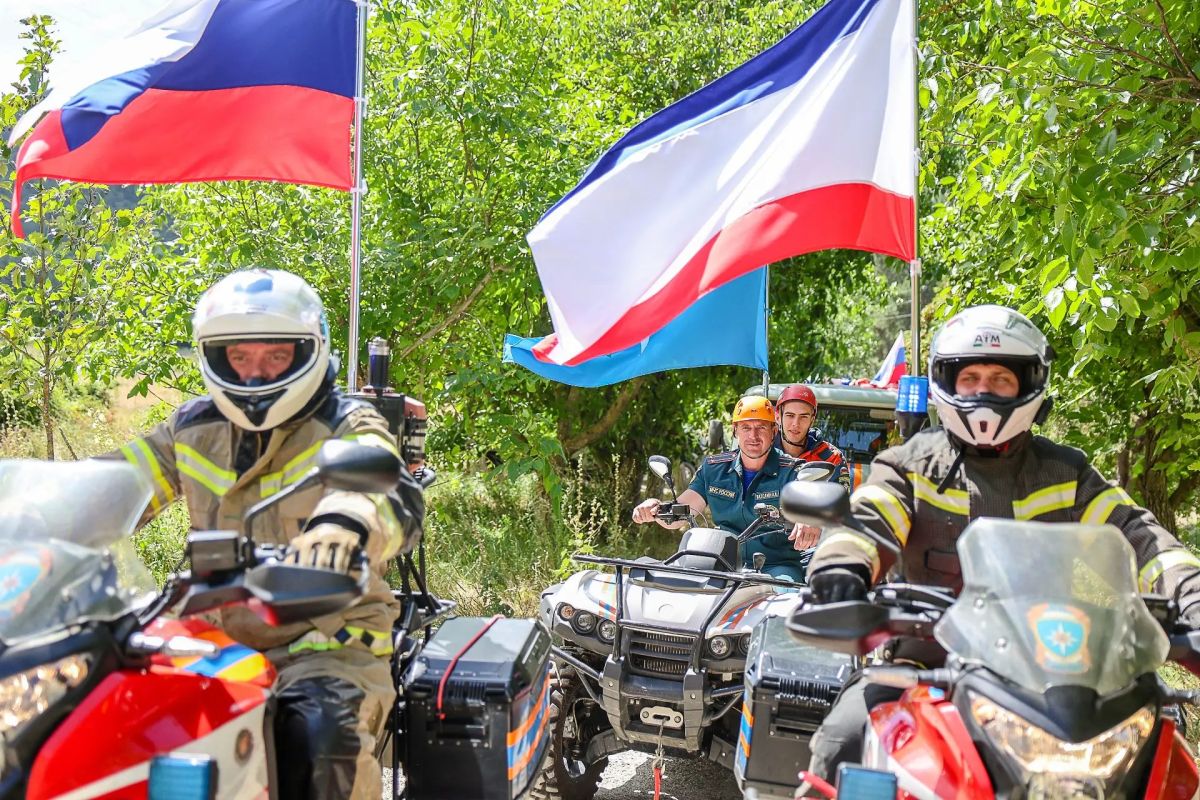 Крымские спасатели объединились под Государственным флагом на скалах Качи-Кальона Крымские спасатели объединились под Государственным флагом на скалах Качи-Кальона