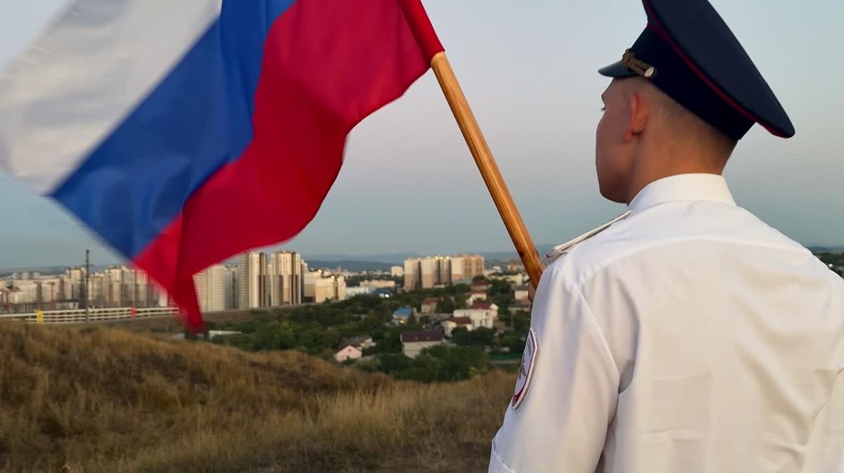 Этим трогательным видеороликом, созданным нашими коллегами из УМВД России «Симферополь», мы завершаем участие в этом году во Всероссийской информационной кампании #ПоднятьФлаг