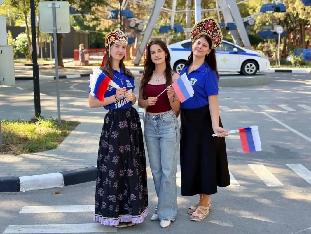 Крымские молодогвардейцы провели праздничную акцию ко Дню Государственного флага Российской Федерации! Крымские молодогвардейцы провели праздничную акцию ко Дню Государственного флага Российской Федерации!