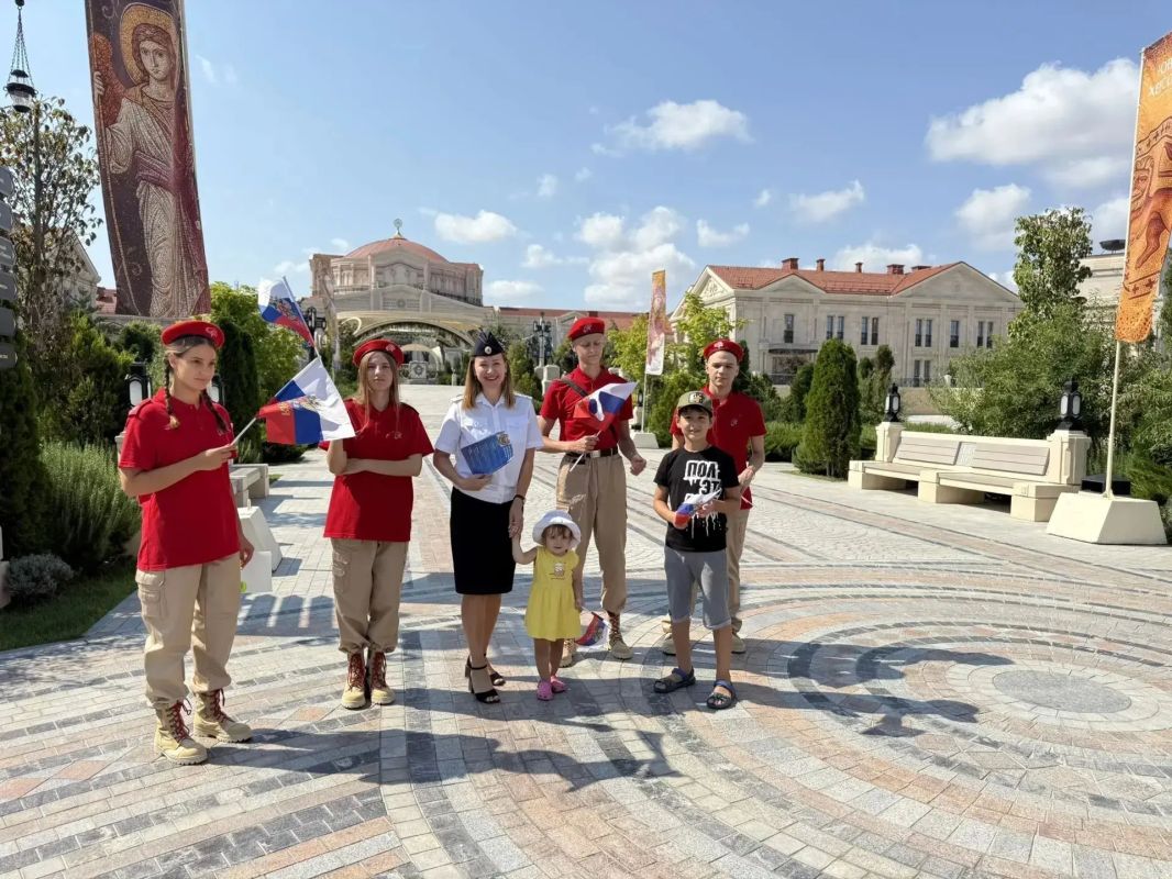 Севастопольские автоинспекторы и юнармейцы провели акцию ко Дню флага Севастопольские автоинспекторы и юнармейцы провели акцию ко Дню флага