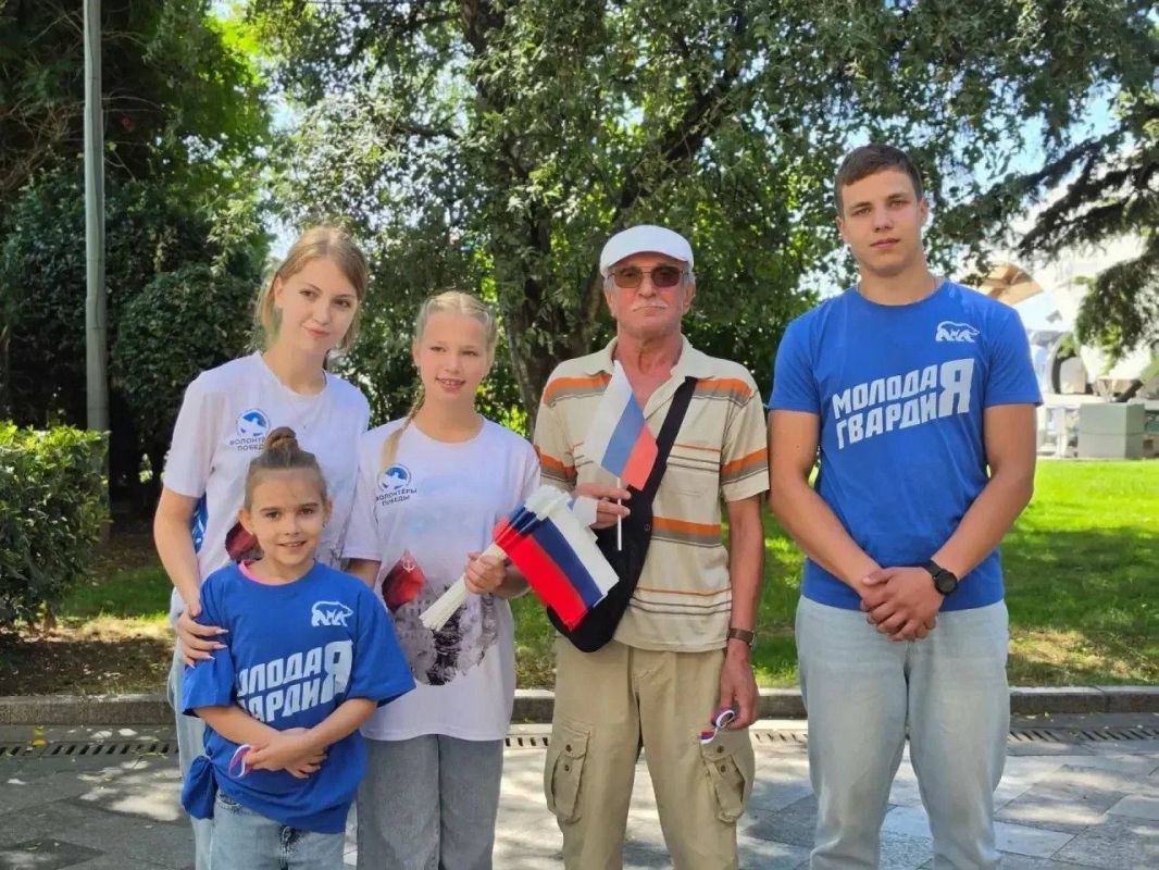 Сегодня, в День Государственного флага Российской Федерации, Ялтинские молодогвардейцы вместе с местным отделением «Волонтёров Победы» вышли на центральные улицы города, чтобы поздравить жителей и гостей Ялты с праздником Сегодня, в День Государственного флага Российской Федерации, Ялтинские молодогвардейцы вместе с местным отделением «Волонтёров Победы» вышли на центральные улицы города, чтобы поздравить жителей и гостей Ялты с праздником