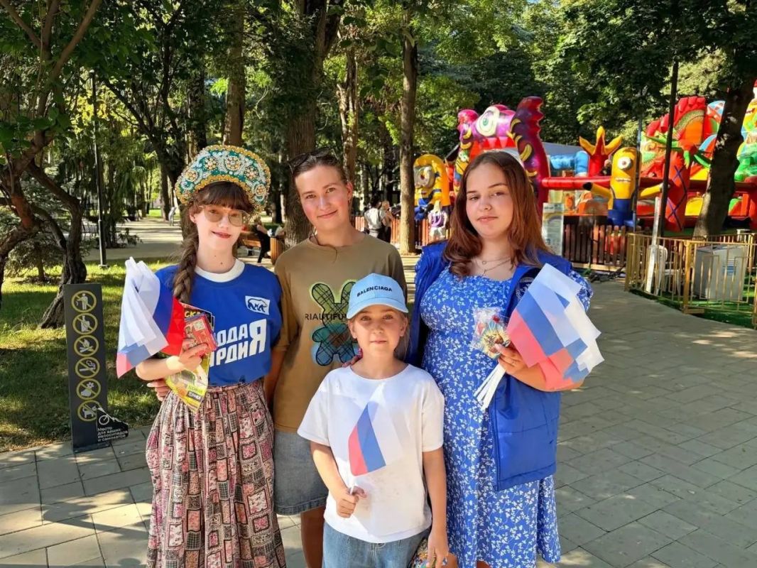 Крымские молодогвардейцы провели праздничную акцию ко Дню Государственного флага Российской Федерации! Крымские молодогвардейцы провели праздничную акцию ко Дню Государственного флага Российской Федерации!