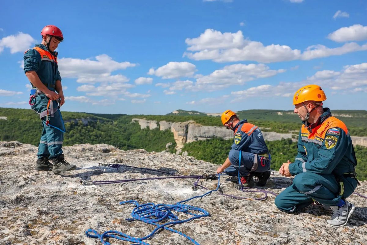Крымские спасатели подняли флаг России на скалах Качи-Кальона Крымские спасатели подняли флаг России на скалах Качи-Кальона