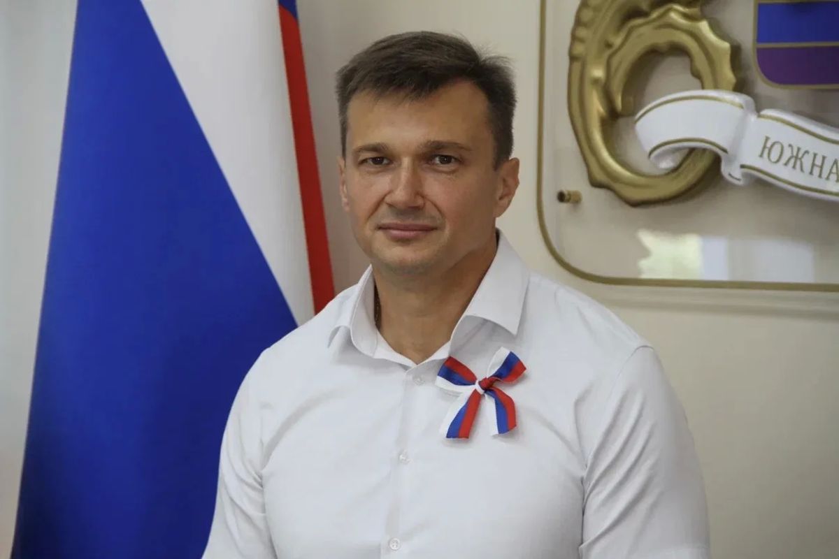 Константин Шимановский: Дорогие ялтинцы, искренне поздравляю вас с Днём Государственного флага Российской Федерации! Этот праздник наполняет сердце каждого из нас патриотизмом и гордостью за нашу великую державу