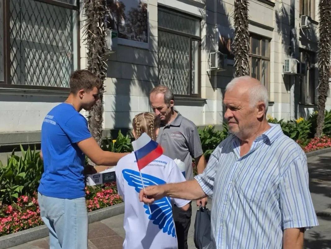 Сегодня, в День Государственного флага Российской Федерации, Ялтинские молодогвардейцы вместе с местным отделением «Волонтёров Победы» вышли на центральные улицы города, чтобы поздравить жителей и гостей Ялты с праздником Сегодня, в День Государственного флага Российской Федерации, Ялтинские молодогвардейцы вместе с местным отделением «Волонтёров Победы» вышли на центральные улицы города, чтобы поздравить жителей и гостей Ялты с праздником