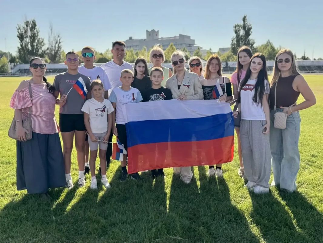 Торжественное поднятие Государственного флага Российской Федерации Торжественное поднятие Государственного флага Российской Федерации