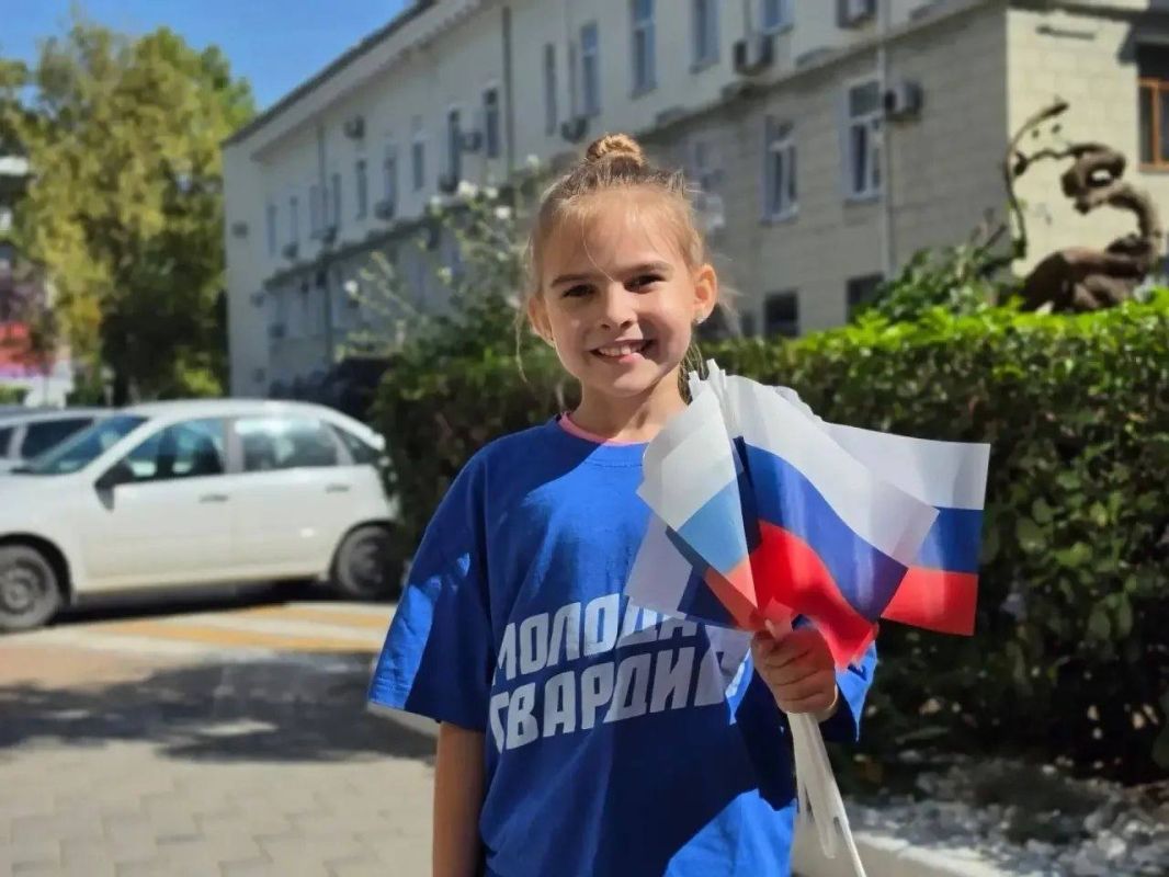 Сегодня, в День Государственного флага Российской Федерации, Ялтинские молодогвардейцы вместе с местным отделением «Волонтёров Победы» вышли на центральные улицы города, чтобы поздравить жителей и гостей Ялты с праздником Сегодня, в День Государственного флага Российской Федерации, Ялтинские молодогвардейцы вместе с местным отделением «Волонтёров Победы» вышли на центральные улицы города, чтобы поздравить жителей и гостей Ялты с праздником