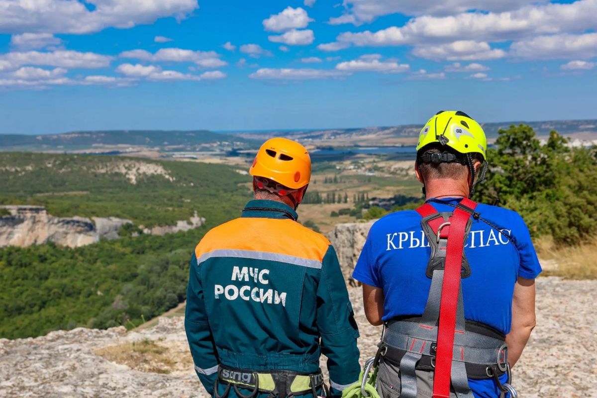 Крымские спасатели объединились под Государственным флагом на скалах Качи-Кальона Крымские спасатели объединились под Государственным флагом на скалах Качи-Кальона