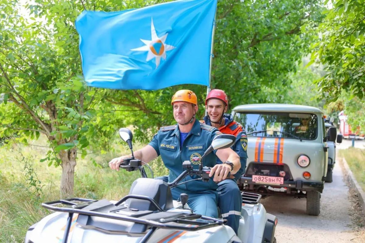 Крымские спасатели водрузили флаг России на скалах Качи-Кальона Крымские спасатели водрузили флаг России на скалах Качи-Кальона
