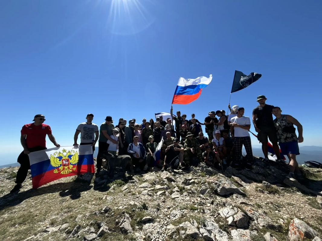 Крымские медики развернули флаг России на одной из вершин Чатыр-Дага Крымские медики развернули флаг России на одной из вершин Чатыр-Дага