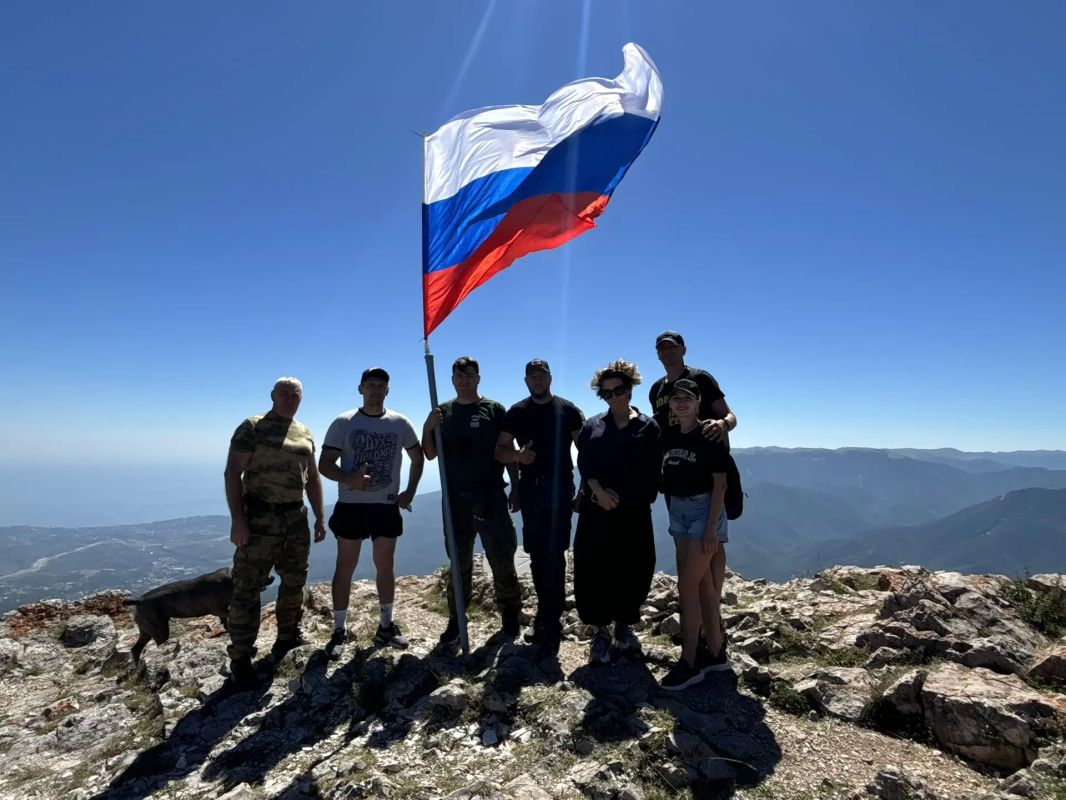 Крымские медики развернули флаг России на одной из вершин Чатыр-Дага Крымские медики развернули флаг России на одной из вершин Чатыр-Дага