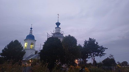 День. Здесь тебе и все святые соловецкие, и новомученики уже выделяются – ярче, ярче