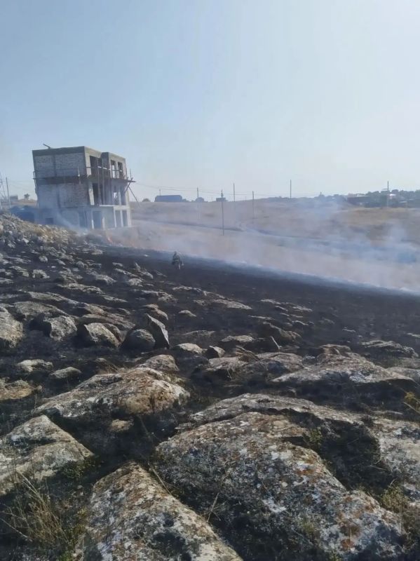 Ликвидация возгорания сухой травы в Ленинском районе