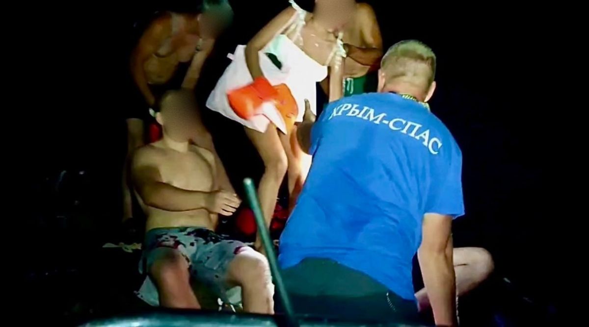 Группа взрослых и ребенок перевернулись на катамаране в Судаке ночью Группа взрослых и ребенок перевернулись на катамаране в Судаке ночью