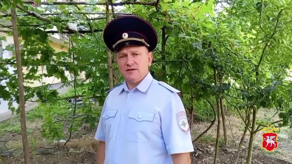Крымский полицейский, будучи в отпуске, вынес на руках пенсионера из горящей квартиры