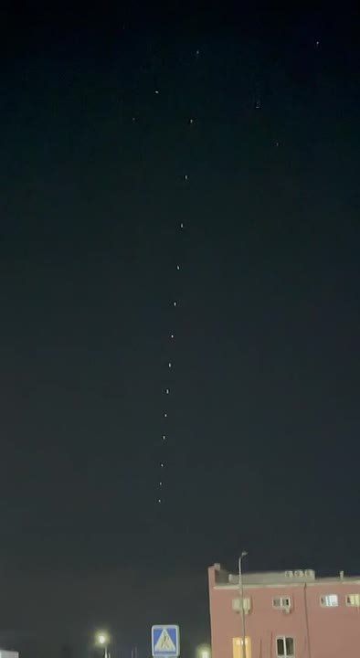 Над Мособластью заметили свежезапущенные спутники Starlink