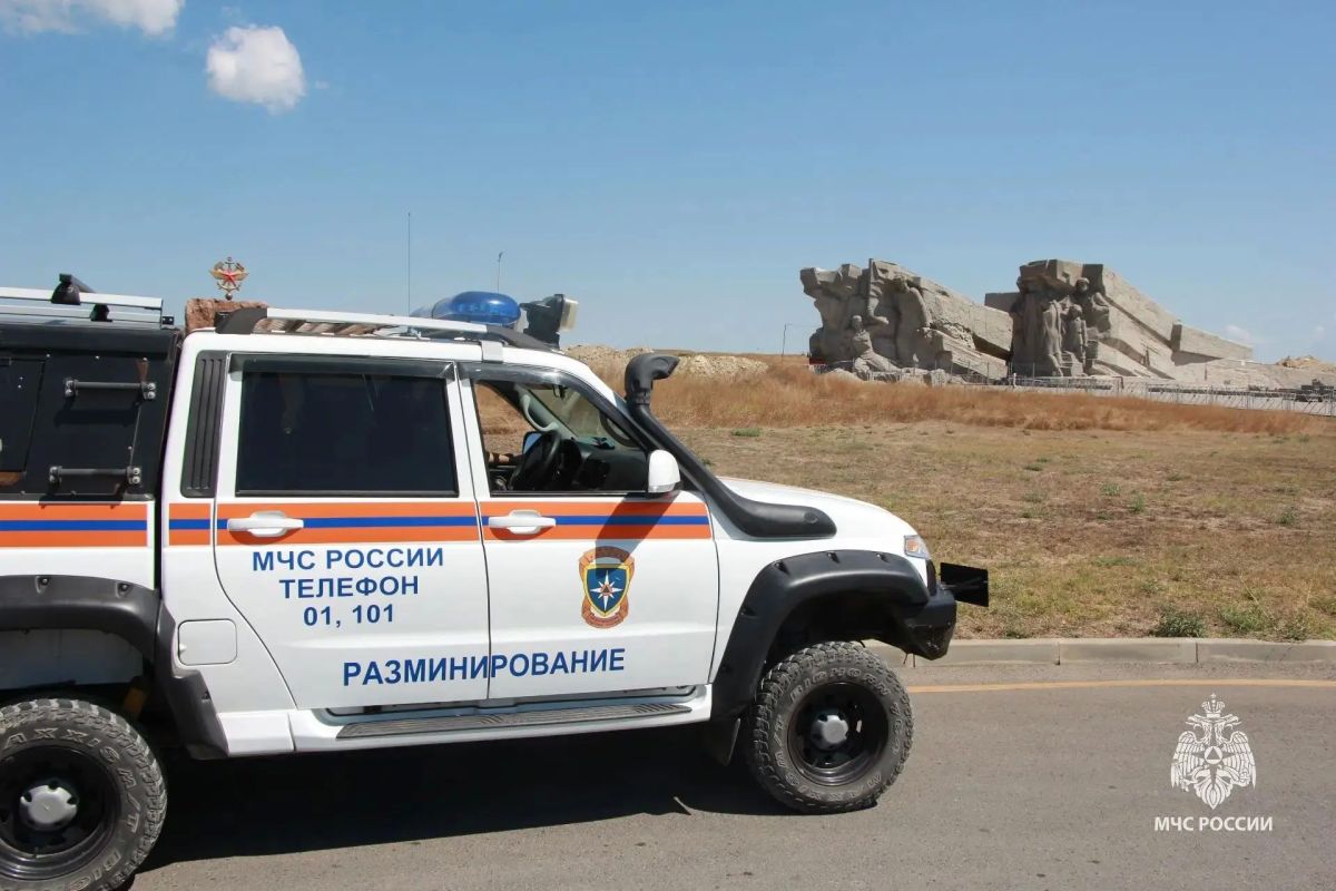 Сотрудники МЧС России обезвредили немецкую авиабомбу в Крыму