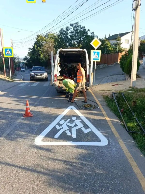 Дорожную разметку обновляют возле образовательных учреждений Южнобережья Дорожную разметку обновляют возле образовательных учреждений Южнобережья