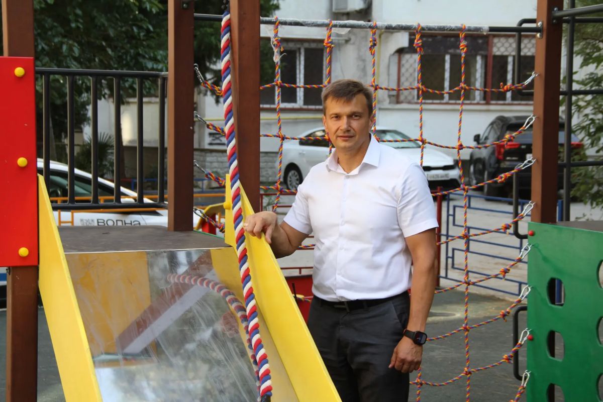 Константин Шимановский: Обещали – выполняем! Осмотрел после капитального ремонта детскую и спортивную площадки на улице Блюхера, в районе домов №50, №52 и №54 Константин Шимановский: Обещали – выполняем! Осмотрел после капитального ремонта детскую и спортивную площадки на улице Блюхера, в районе домов №50, №52 и №54