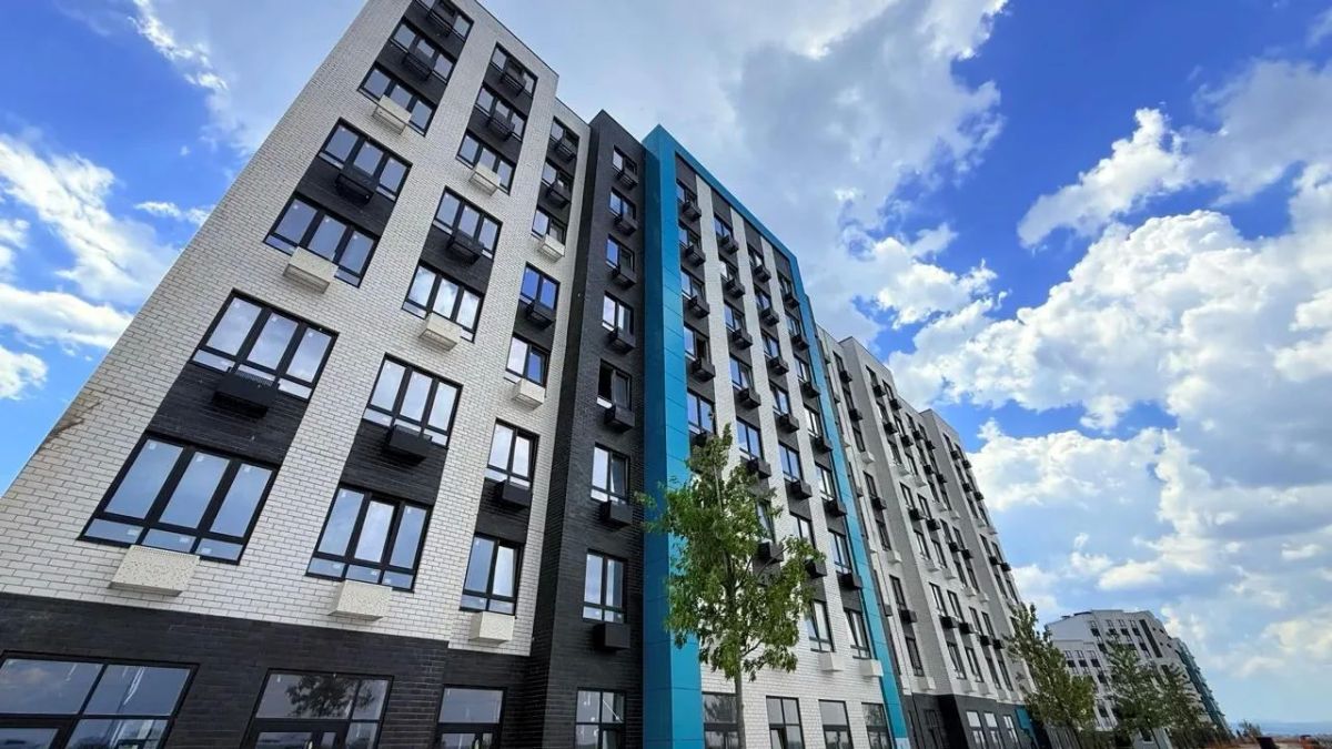 По ул. Георгия Десюка в поселке Приморский завершено строительство 1 этапа 5-го пускового комплекса с переменной этажностью от 6 до 8 этажей общей вместимостью 434 квартиры