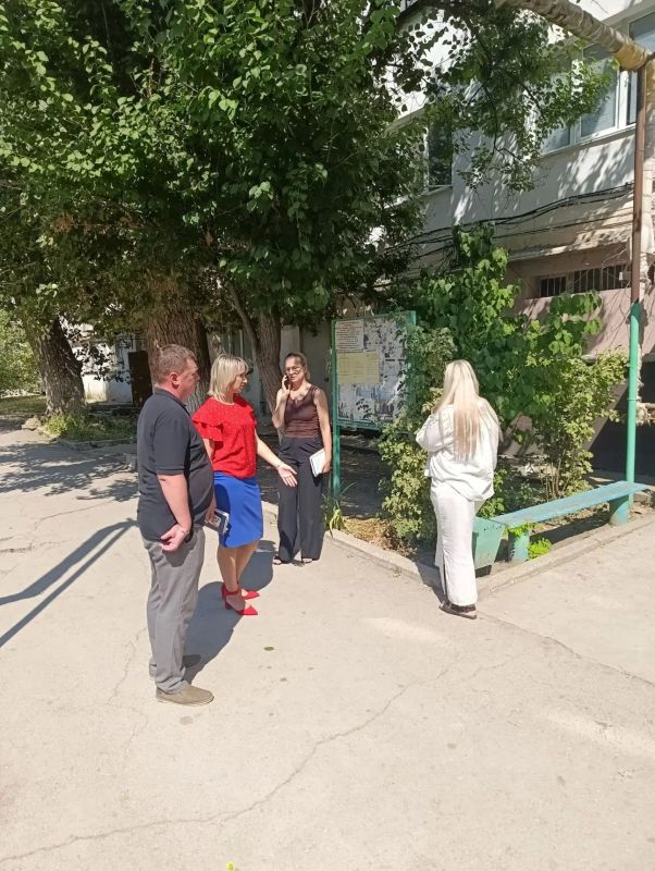 Начальник Инспекции по жилищному надзору Республики Крым Елена Кухоль совместно с первым заместителем начальника Дмитрием Разумовским и заместителем начальника Сергеем Гавриленко совершила рабочий выезд в город Джанкой