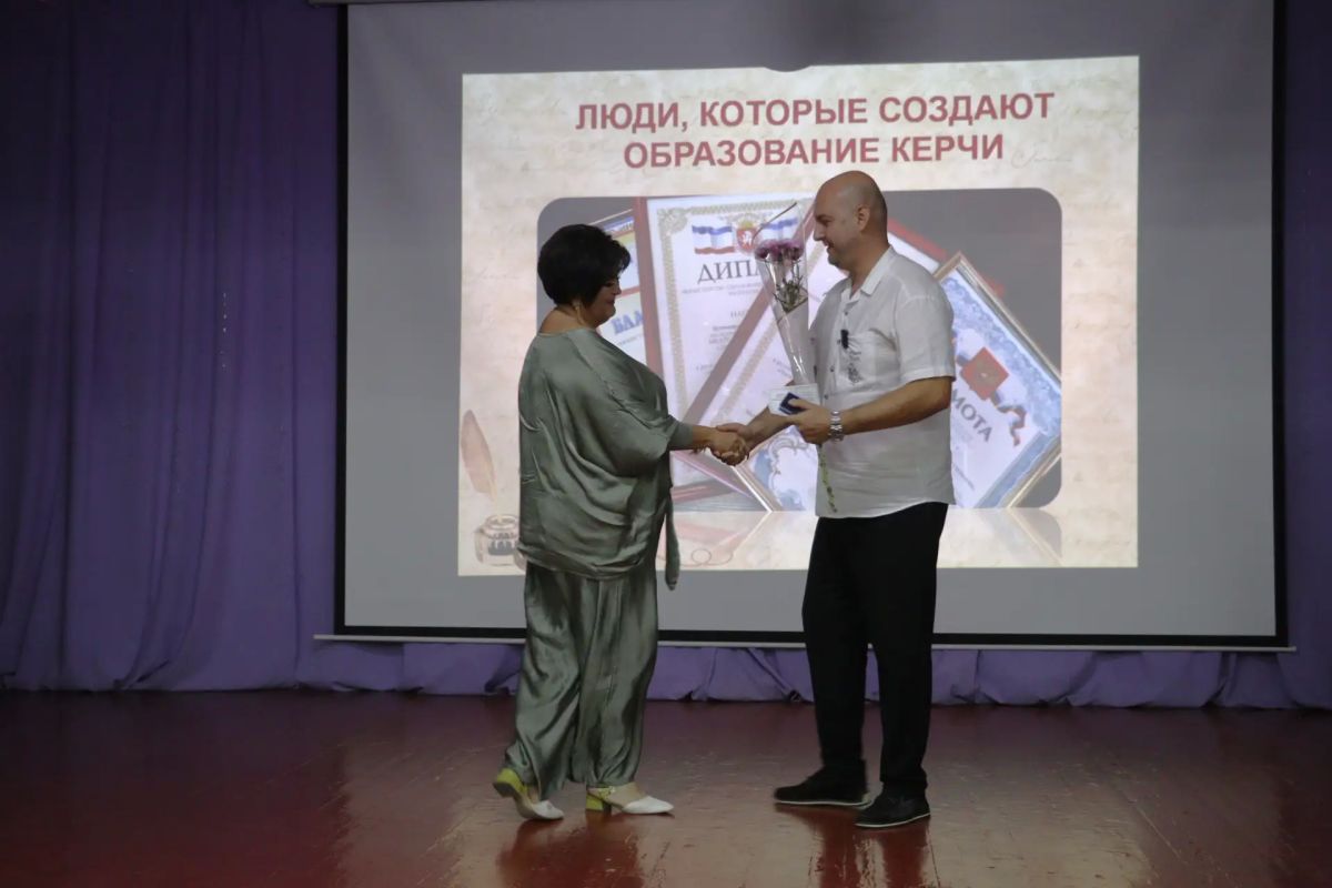 Традиционно в августе в Керчи проходит заседание педагогической коллегии, участие в котором принимают представители всех образовательных учреждений города Традиционно в августе в Керчи проходит заседание педагогической коллегии, участие в котором принимают представители всех образовательных учреждений города