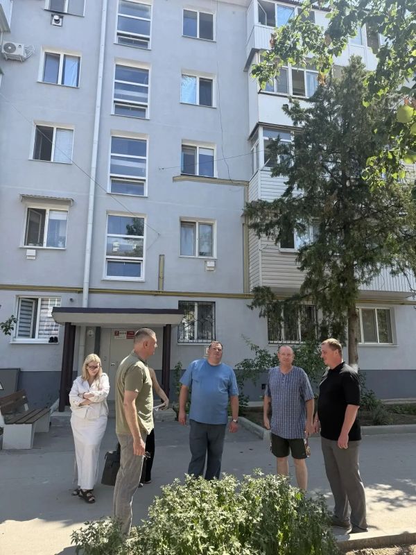 Начальник Инспекции по жилищному надзору Республики Крым Елена Кухоль совместно с первым заместителем начальника Дмитрием Разумовским и заместителем начальника Сергеем Гавриленко совершила рабочий выезд в город Джанкой Начальник Инспекции по жилищному надзору Республики Крым Елена Кухоль совместно с первым заместителем начальника Дмитрием Разумовским и заместителем начальника Сергеем Гавриленко совершила рабочий выезд в город Джанкой