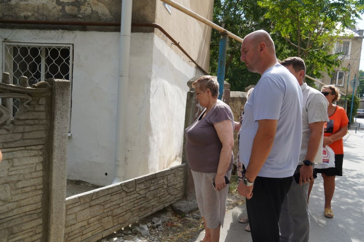 Глава администрации Керчи Иван Кошель продолжает практику выездных встреч с горожанами Глава администрации Керчи Иван Кошель продолжает практику выездных встреч с горожанами
