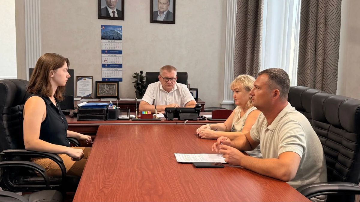 Эдуард Щёголев встретился с министром строительства Молодёжного правительства Крыма Эдуард Щёголев встретился с министром строительства Молодёжного правительства Крыма