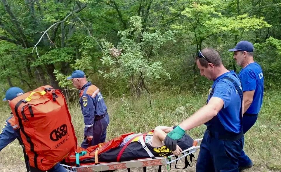 Крымские спасатели оказали помощь женщине с травмой ноги в Феодосийском районе