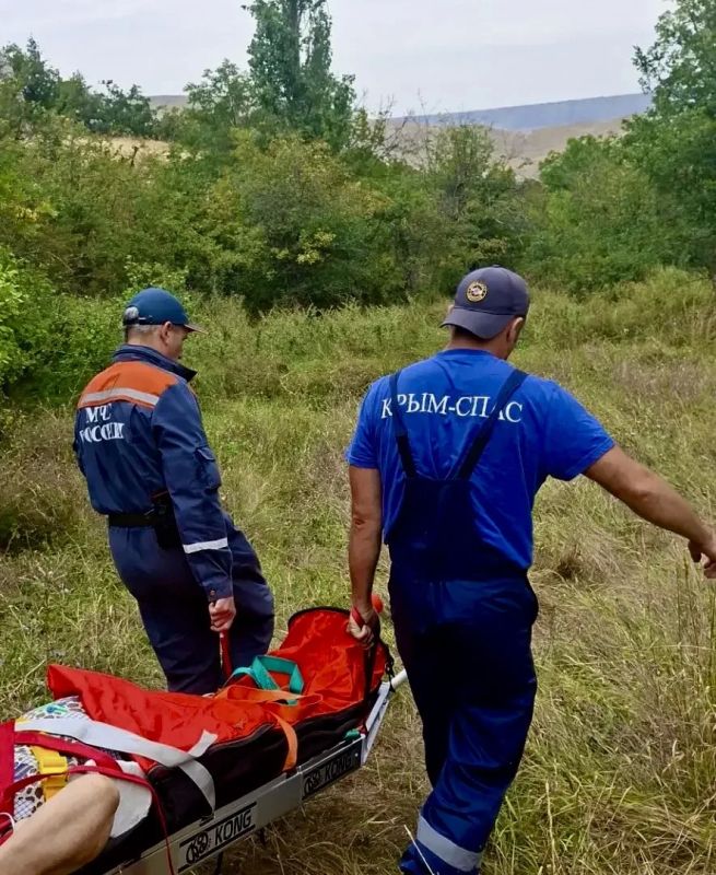 Крымские спасатели оказали помощь женщине с травмой ноги в Феодосийском районе Крымские спасатели оказали помощь женщине с травмой ноги в Феодосийском районе