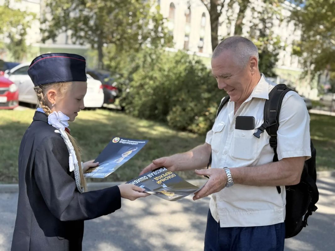 В рамках профилактического мероприятия «Пешеход! Пешеходный переход!», на месте смертельного ДТП, произошедшего 15 августа 2026 года, сотрудники Госавтоинспекции совместно с командой ЮИД МБОУ «Симферопольская академическая... В рамках профилактического мероприятия «Пешеход! Пешеходный переход!», на месте смертельного ДТП, произошедшего 15 августа 2026 года, сотрудники Госавтоинспекции совместно с командой ЮИД МБОУ «Симферопольская академическая...
